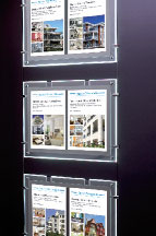 La vitrine de l'agence immobilière