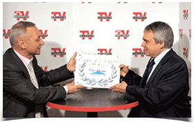 Remise du logo d’Argent par le magazine l’Officiel. Remise du logo d’Argent par le magazine l’Officiel.